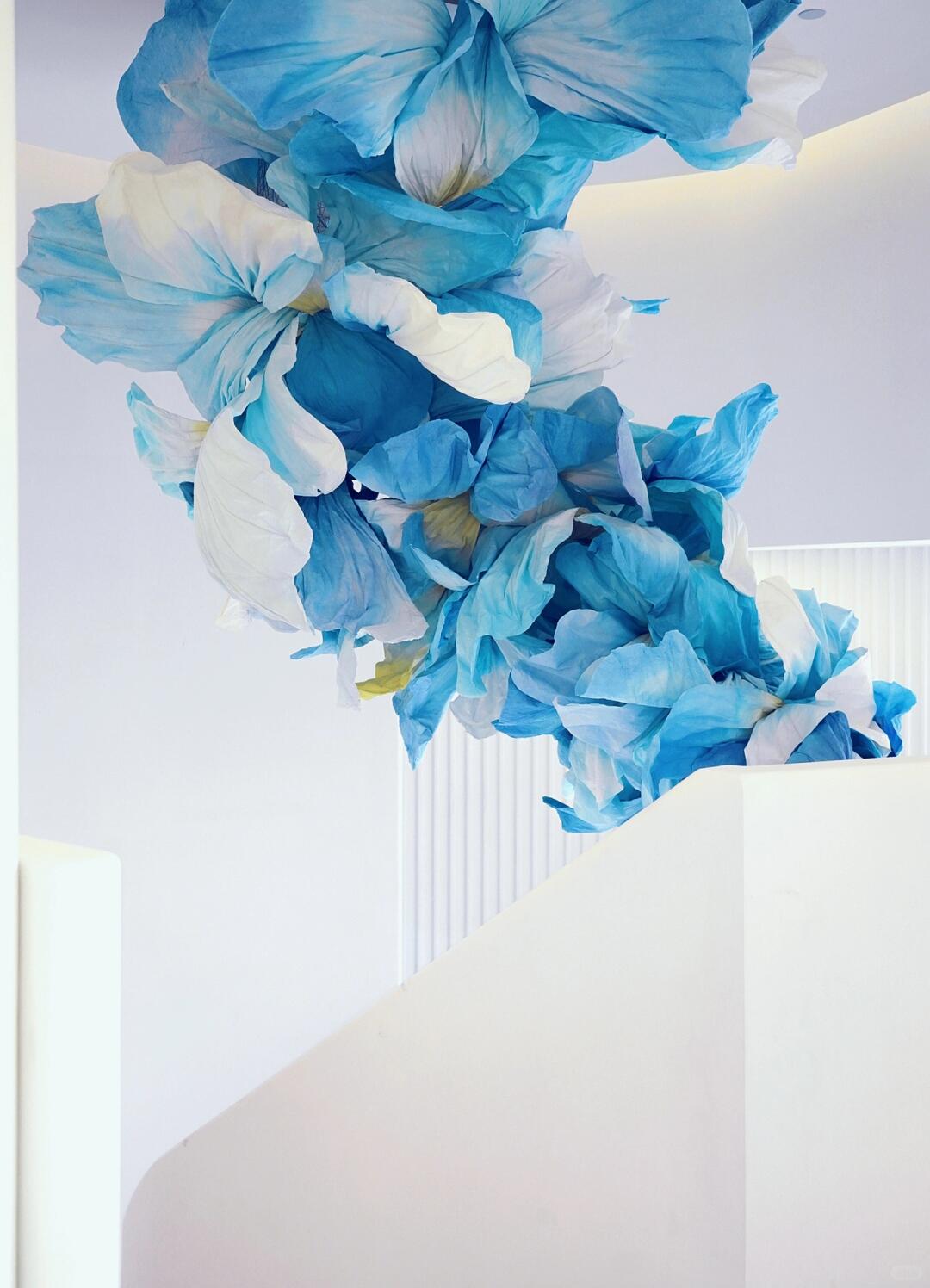 Art Installation | The Dance of Irises, Crisp Summer Hues